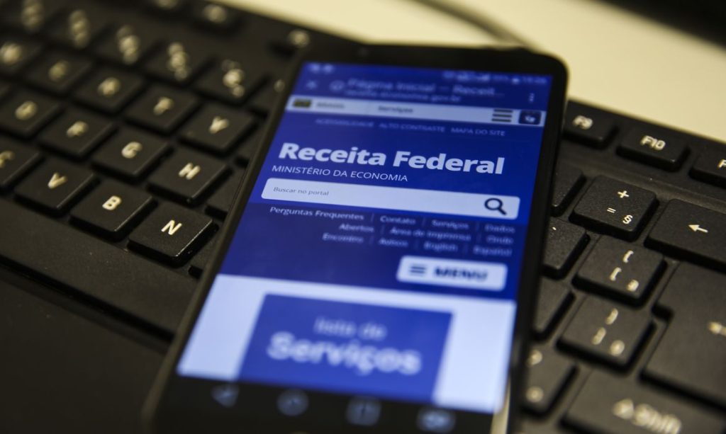 Pelo menos 600 mil declarações do Imposto de Renda de 2021 estão na malha fina