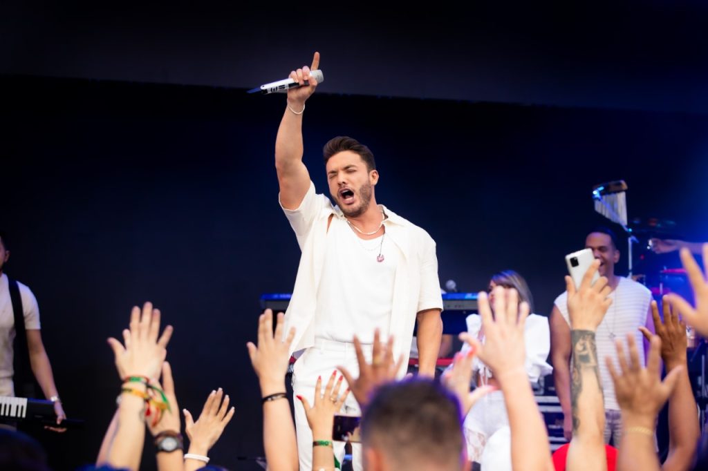 Wesley Safadão comemora liberação de show em formatura de turma de Medicina em João Pessoa: “já chego por aí