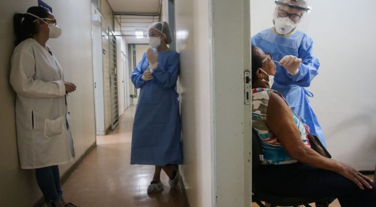 Brasil já registra mais casos de Covid em 2022 do que no segundo semestre de 2021