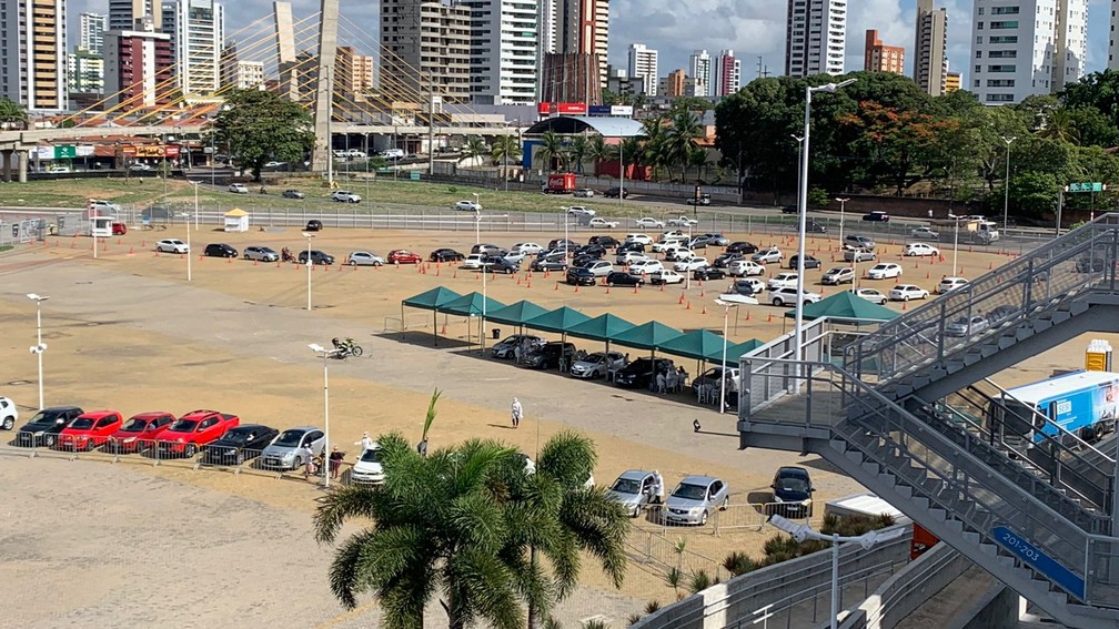 Drive-thru para testagem de Covid é reaberto da Arena das Dunas e registra fila no início da manhã