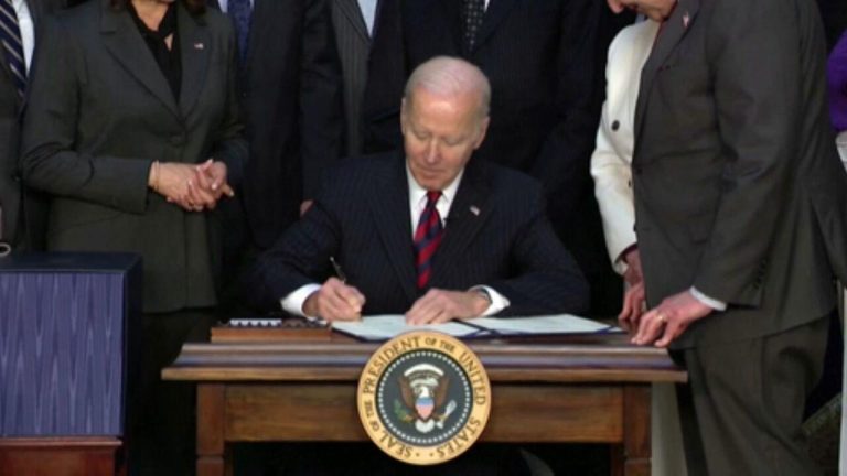Biden assina lei para mandar à Ucrânia ajuda histórica US$ 13,6 bilhões