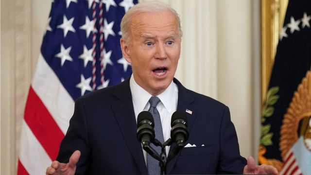 Sem provas, Biden diz que Putin avalia usar armas químicas