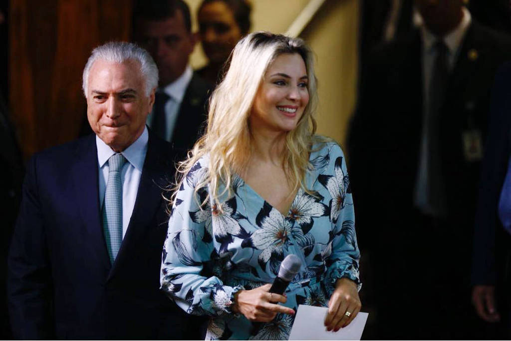 Temer desmente separação de Marcela e diz, brincando, que até telefonou para casa confirmando que segue casado
