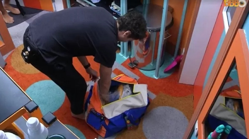 Brothers levam bronca da produção por acumular produtos de patrocinador na mala no BBB