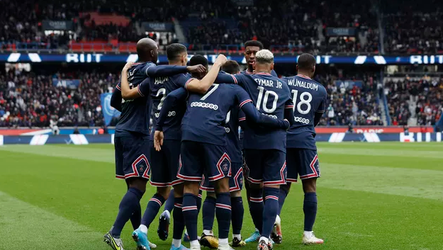 Após eliminação, Neymar e Messi são vaiados em vitória do PSG pelo Francês