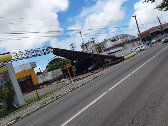 Teto de posto de combustíveis desaba na Zona Oeste de Natal