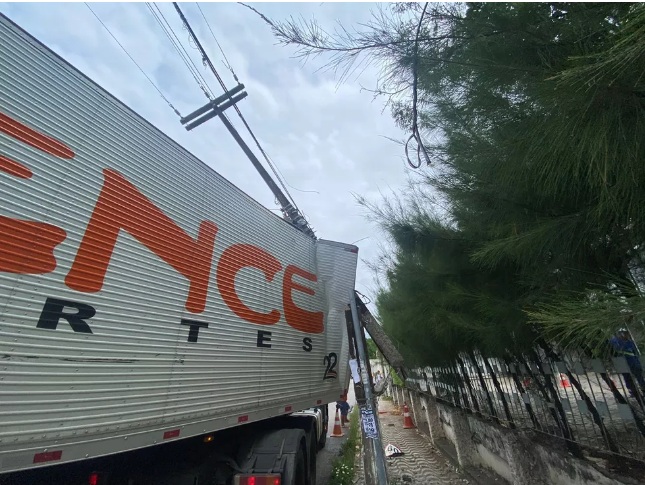 Carreta derruba poste e deixa parte de bairro de Natal sem energia elétrica