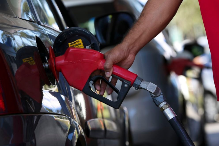 Preço da gasolina não cairá com troca na Petrobras, dizem analistas