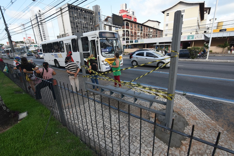 Abrigo de parada de ônibus foi removido por empresa