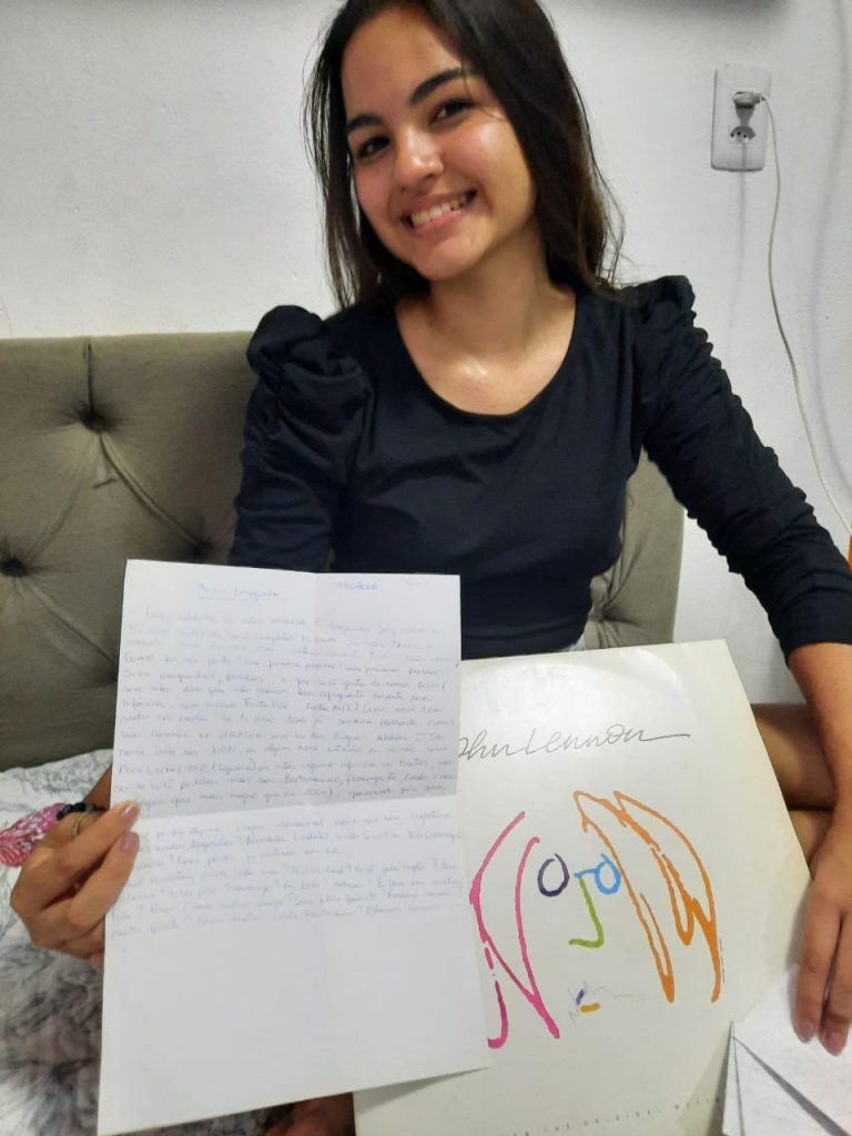 Filha encontra cartas deixadas em discos dos Beatles por pai, que morreu com covid