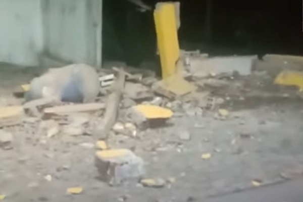 Bandidos explodem cofre de posto de combustíveis e fogem com dinheiro em Natal