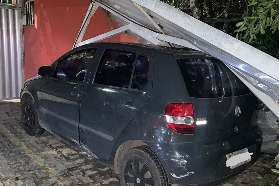 Árvore considerada ‘sadia’ pelo Corpo de Bombeiros atinge carro dentro de condomínio