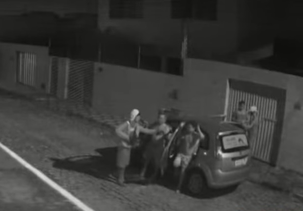 Assaltantes rendem família e roubam carro na Grande Natal
