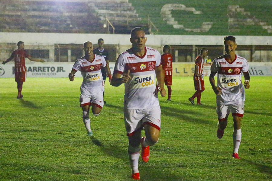 América faz 3 a 0 e fica na liderança