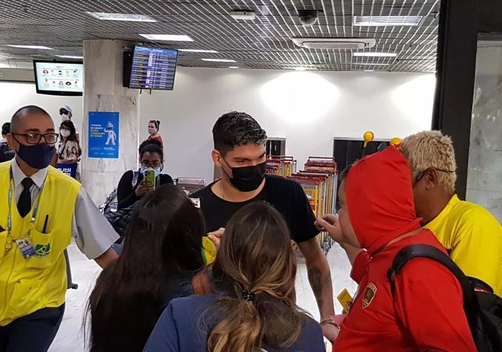 Ayrton Lucas desembarca no Rio para fazer exames e assinar com o Flamengo: “Garra não vai faltar”