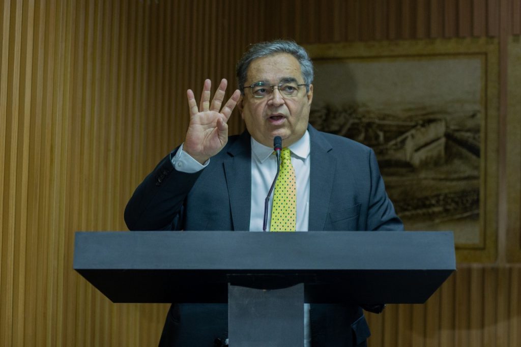 Álvaro Dias nega ilegalidade em aumento de salários