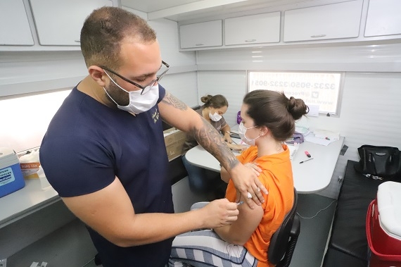Natal terá vacinação contra a Covid na feirinha de Mirassol neste fim de semana