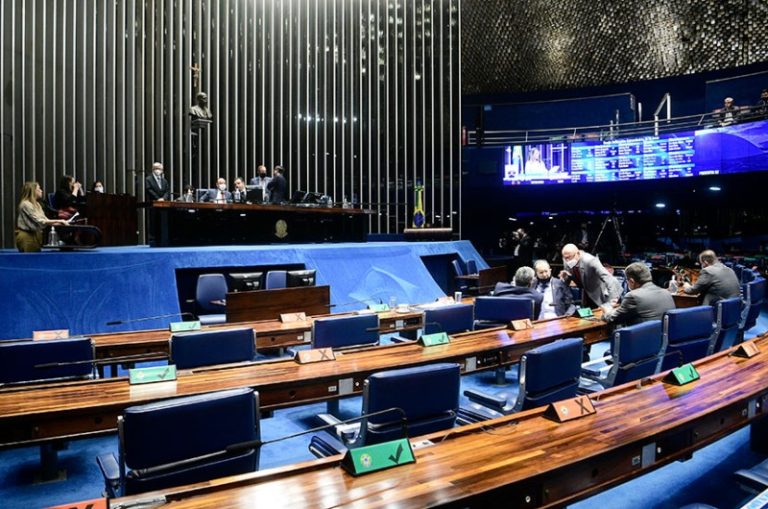 Parlamentares do Brasil estão entre mais bem pagos do mundo