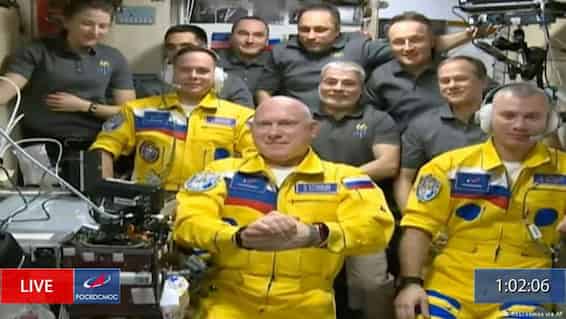 Cosmonautas russos vestem cores da Ucrânia ao chegarem à ISS