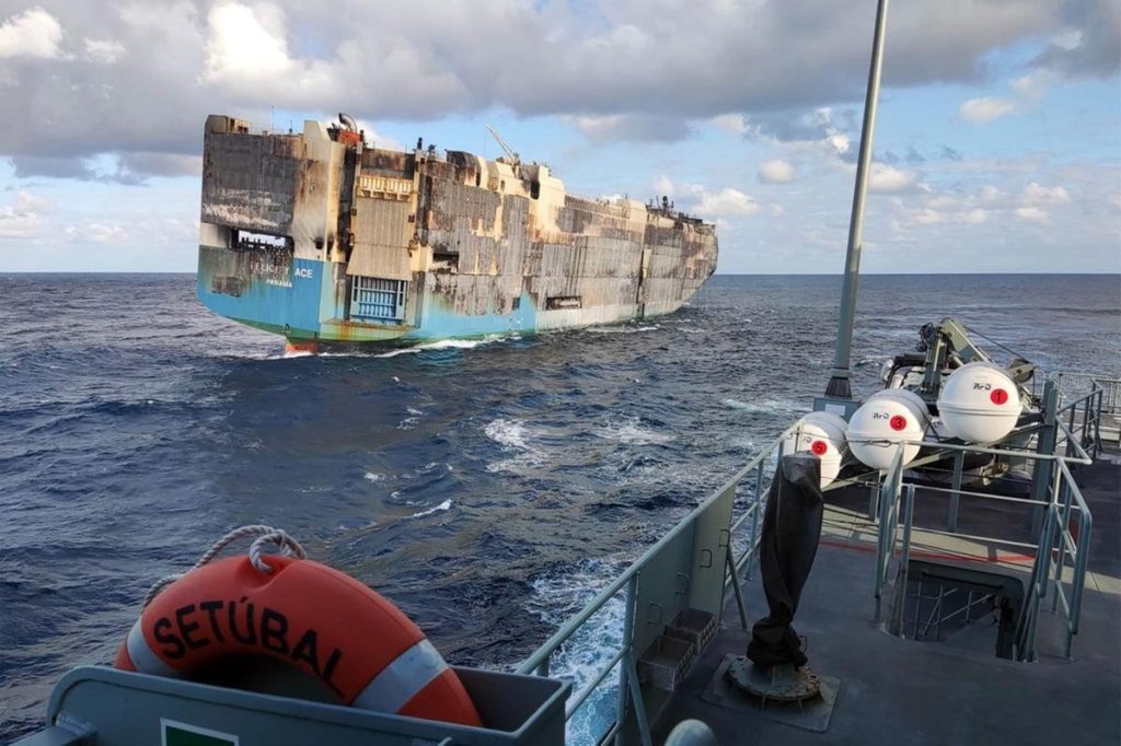 Navio com ao menos R$ 798 milhões em carros de luxo naufraga após incêndio