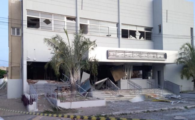 Quadrilha invade a cidade de Lajes, destrói viatura da PM e explode agência bancária