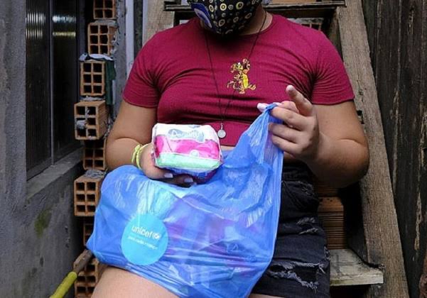 Distribuição de absorventes auxilia mulheres em vulnerabilidade no RN