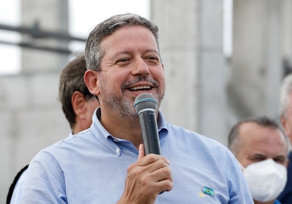 Arthur Lira revoga uso obrigatório de máscara na Câmara Federal