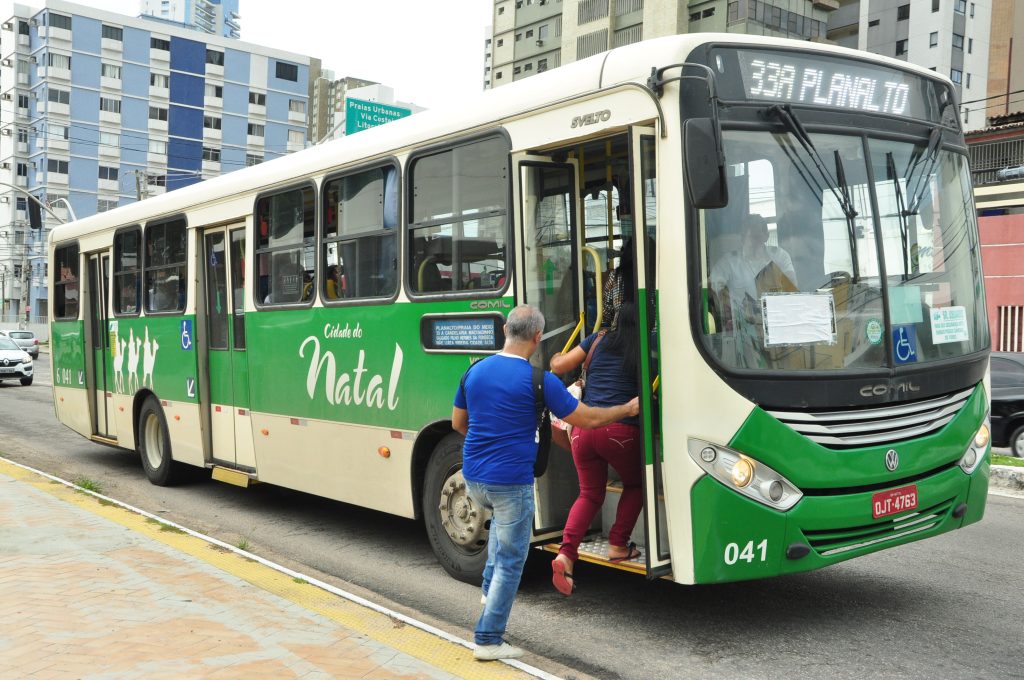 População sofre com superlotação do transporte coletivo em Natal