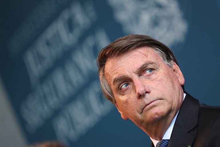 Bolsonaro deixa hospital após ser internado com dores abdominais