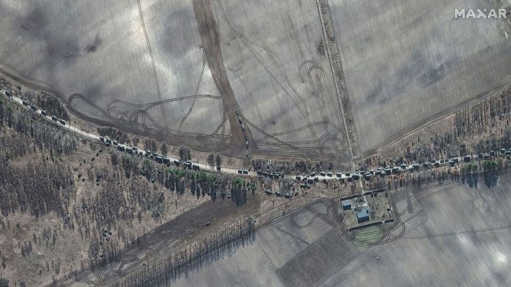 Comboio militar russo de 64 quilômetros é visto perto de Kiev por imagens de satélite