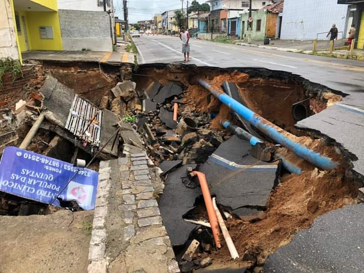 Chuva abre cratera na rua Dr. Mário Negócio, no bairro das Quintas