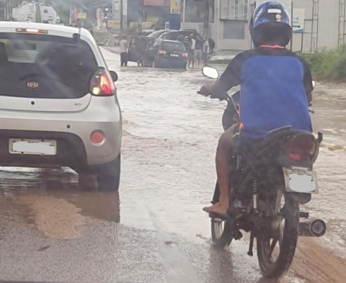 Carro cai em buraco na Av. Olavo Montenegro, na Grande Natal, e moradores se queixam da situação da via