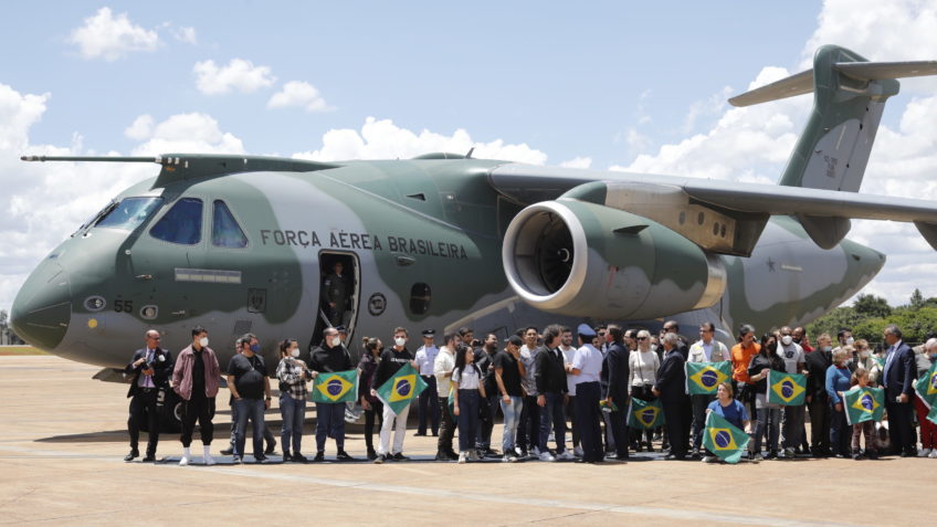 Brasil pode enviar outro avião da FAB à Europa para buscar brasileiros que fogem da Ucrânia, diz Bolsonaro