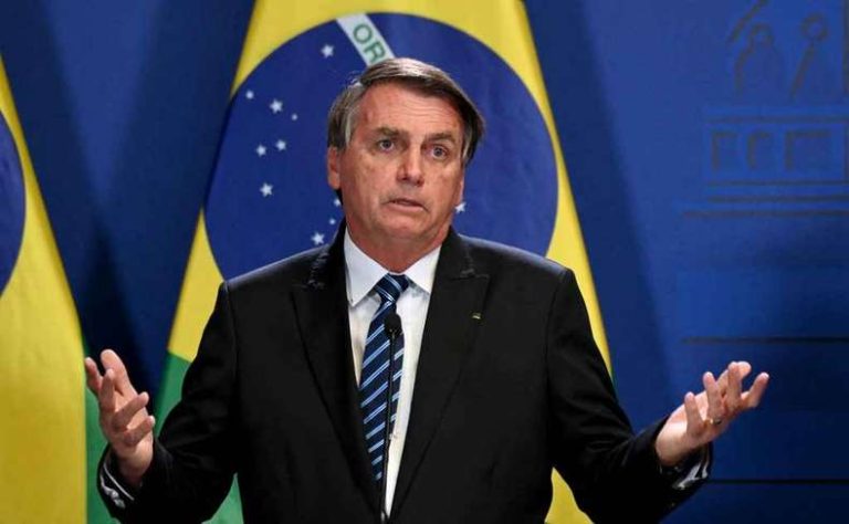Bolsonaro afirma que quer “entregar bastão da Presidência” e “pescar”
