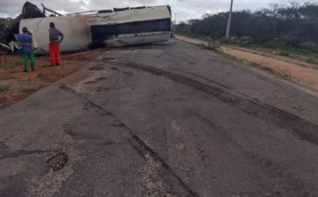 Carreta tomba na RN-401, em Guamaré, e derrama óleo na pista