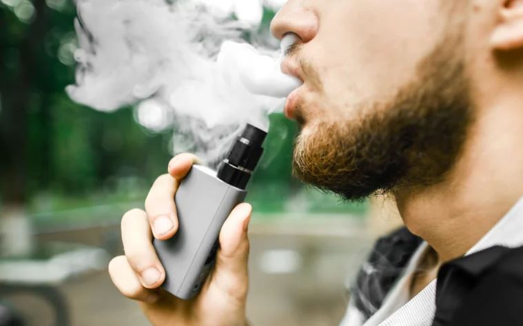 Com venda proibida no Brasil, cigarro eletrônico é sensação entre os jovens e acende alerta