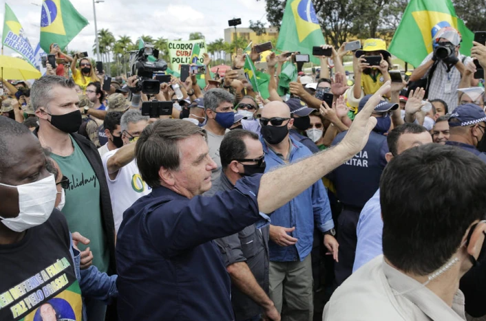 Lewandowski atende PGR e arquiva pedido para investigar Bolsonaro por falta de máscara e aglomerações na pandemia