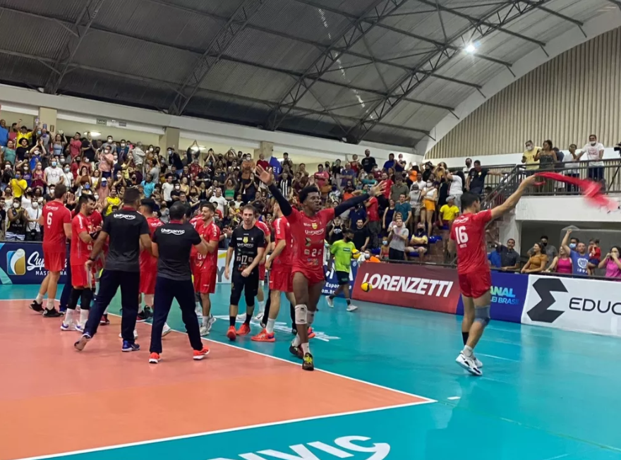 Com casa cheia, Natal bate Campinas com autoridade e embola classificação na Superliga