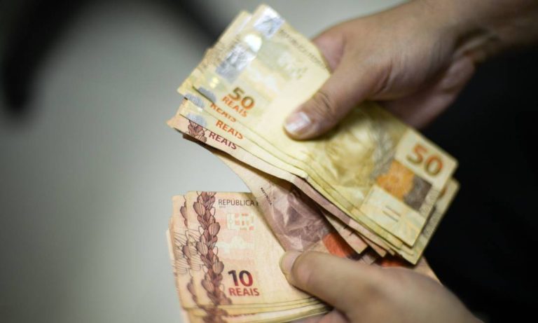 Governo Federal vai antecipar 13º do INSS e liberar saque de R$ 1 mil do FGTS ainda este mês