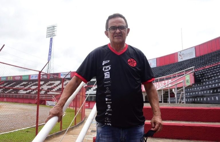 Treinador anuncia volta a Natal para “dar uma namorada” após salvar equipe mineira do rebaixamento: “Calcinha aqui eu não vi nem no varal”