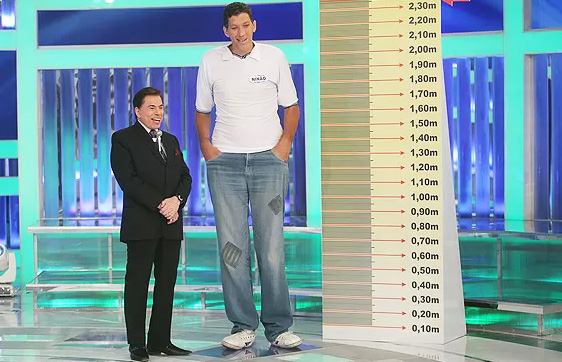 Homem mais alto do Brasil, que mora na divisa entre PB e RN, perde uma das pernas e vai colocar prótese para voltar a andar