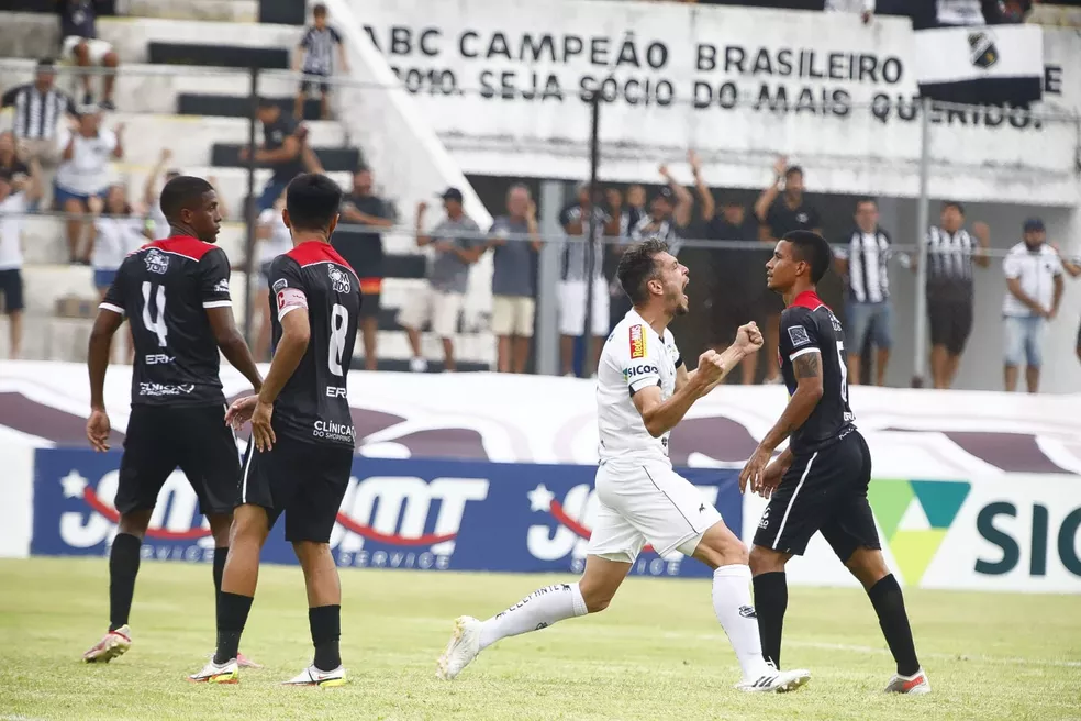 ABC se recupera, vence Santa Cruz de Natal e vira líder do returno do estadual