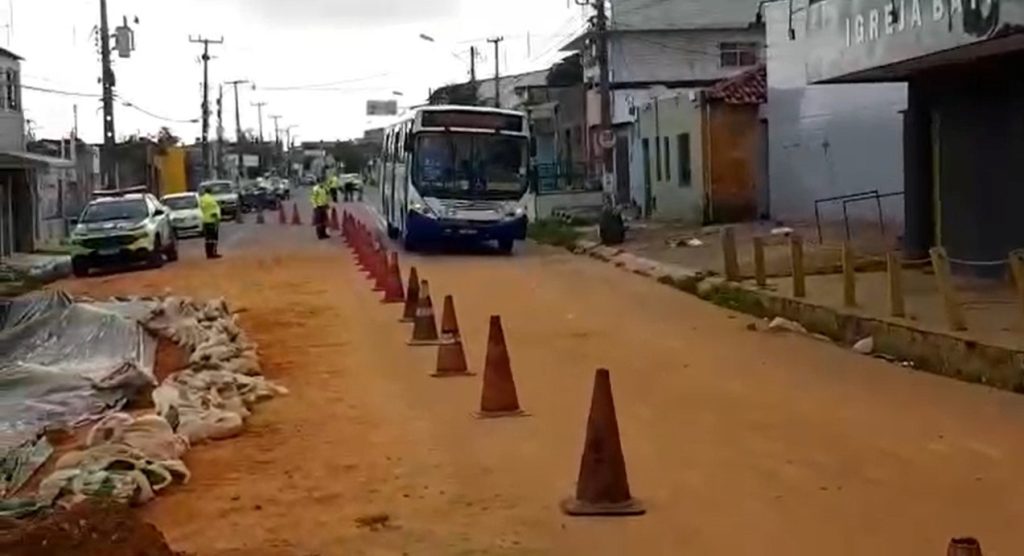 Ônibus voltam a circular na rua Doutor Mário Negócio; obra em cratera continua