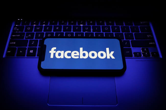 Facebook é a rede social mais usada por brasileiros para se informar sobre política