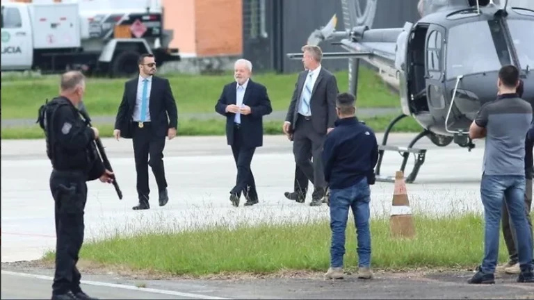 Lula volta a Curitiba pela primeira vez desde que foi libertado