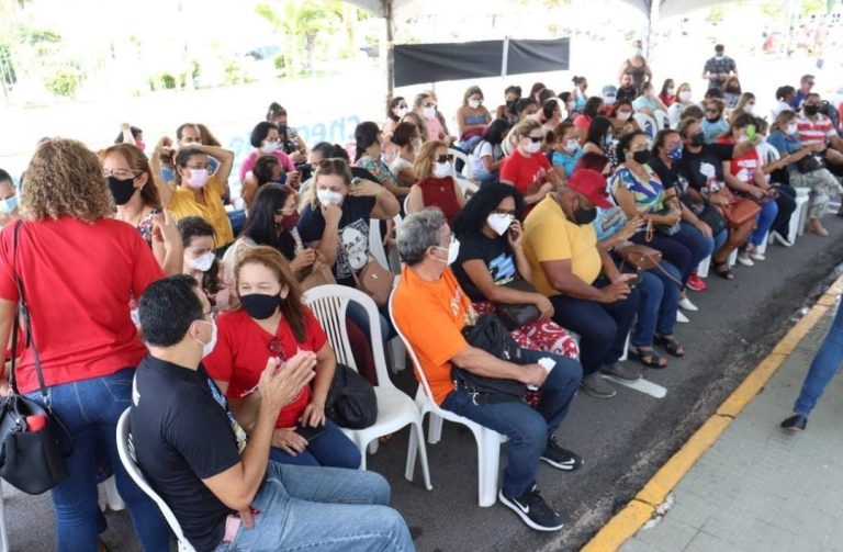 Professores em greve acampam em frente à Prefeitura e reivindicam reajuste salarial