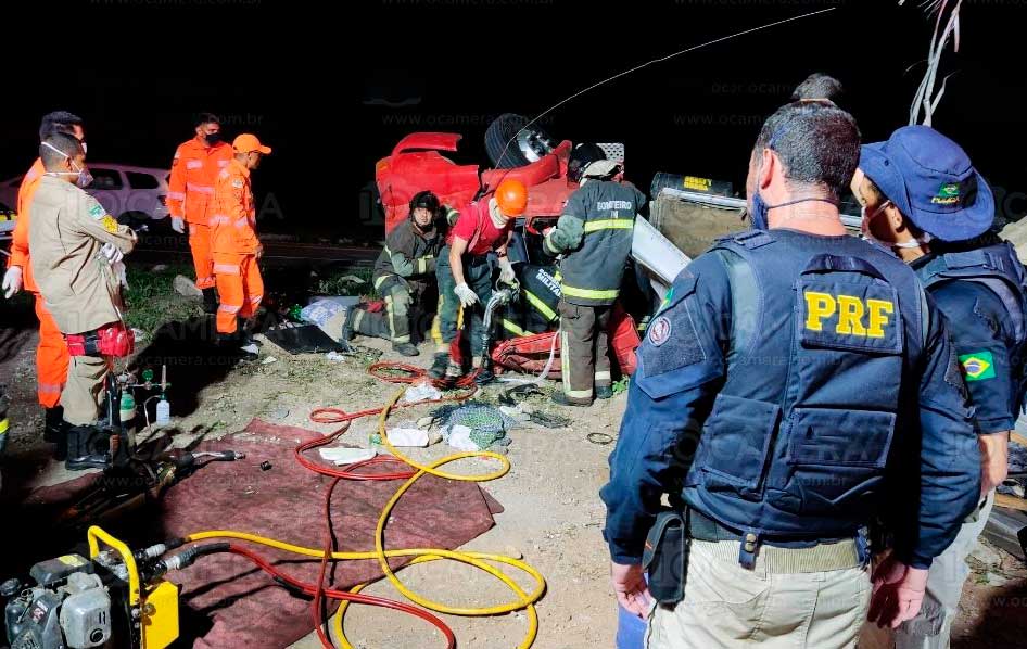 Caminhão tomba na BR 304 em Mossoró e motorista fica preso as ferragens
