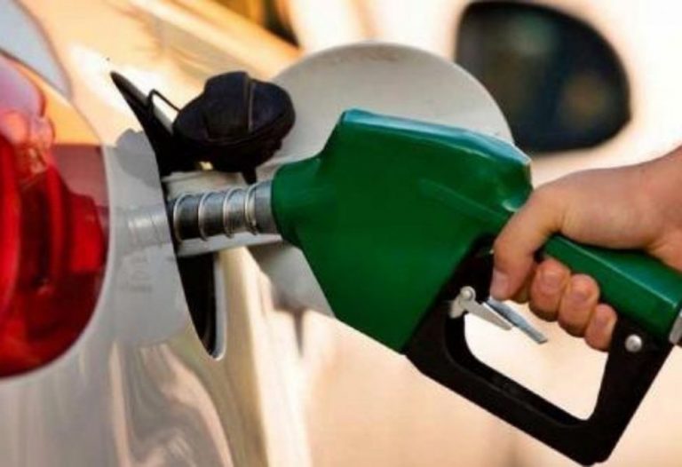 Gasolina volta a custar mais de R$ 7 em postos de combustíveis de Natal