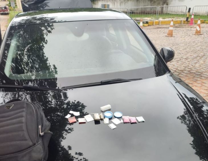 Com carro blindado e drogas, suspeito de integrar facção criminosa tenta subornar PM e é preso na Grande Natal