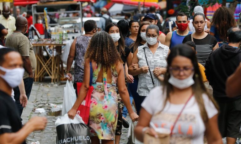 Curado de infecção urinária, Pelé tem alta após duas semanas internado em hospital